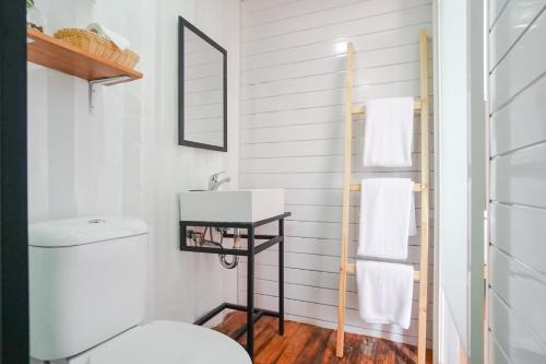 贝都古Container Smart Stay CSS的浴室配有白色卫生间和盥洗盆。