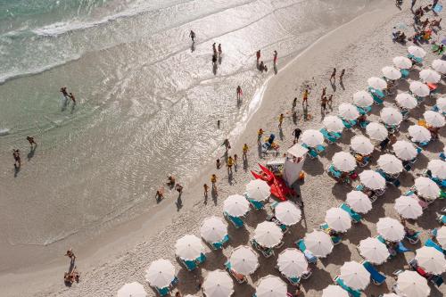 圣特奥多罗Amareclub Le Rose的海滩上方的太阳伞和人