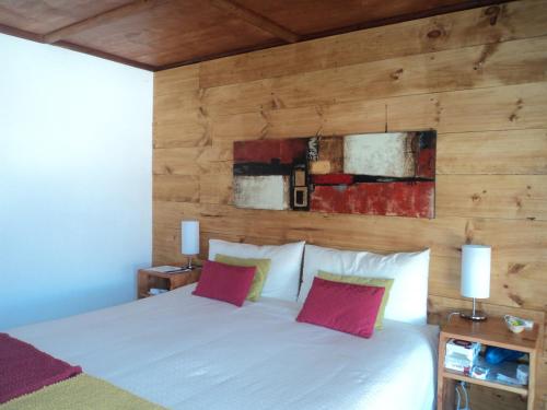 圣佩德罗·德·阿塔卡马Hoteles Pueblo de Tierra的卧室配有白色的床和木墙