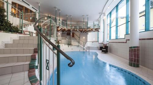 上陶恩Superior Hotel Panorama的一座带楼梯的建筑中的游泳池