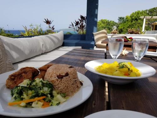 Boscobel默克松斯海滩俱乐部酒店的一张桌子,上面放着一盘食物和一碗蔬菜