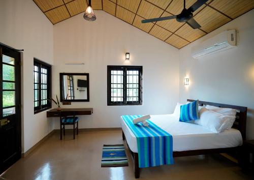 雅拉Ranakeliya Lodge - Yala的一间卧室配有一张床和一张书桌