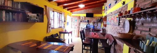 卡法亚特Hostal del Suri的一间在房间内配有桌椅的餐厅