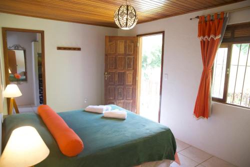 新弗里堡Casa em Friburgo com piscina lareira suíte & quarto的一间卧室配有一张床,上面有两条毛巾