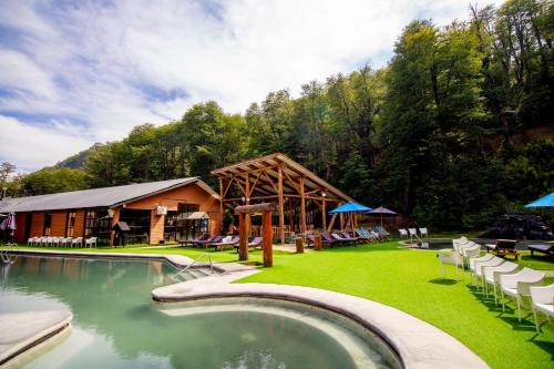 奇廉内瓦达斯奇廉内瓦达斯酒店的一座带游泳池和大楼的度假村