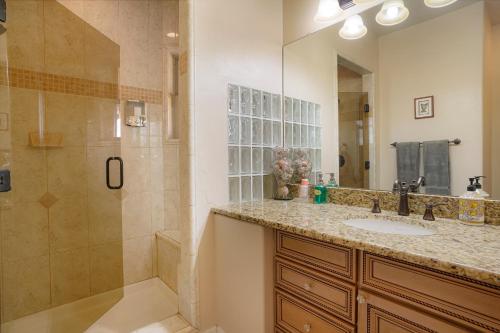 WatkinsSummit Villa BnB的带淋浴、盥洗盆和镜子的浴室