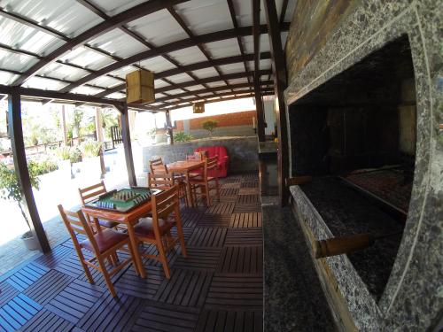 巴拉奈里奥-坎布里乌马格努斯旅馆的庭院配有桌椅和壁炉。