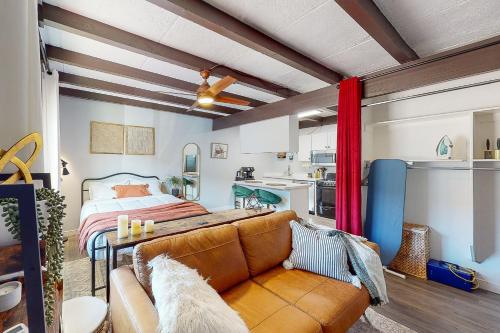 凤凰城A Place on Palm - Unit 5的带沙发和床的客厅以及厨房。