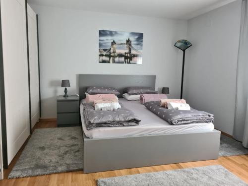 萨格勒布Apartman PEPI的一间卧室配有一张带两个枕头的床
