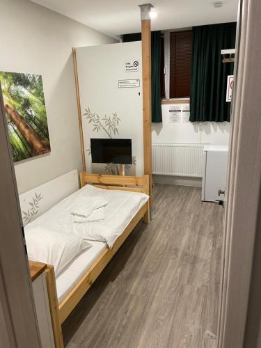 汉堡Hostel-Centrum的小房间设有床铺和电视