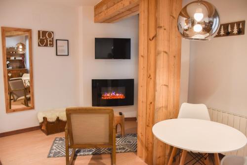 帕斯底拉卡萨Envalira Vacances - Woody的客厅配有桌子和壁炉