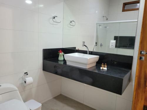 伊尔哈德博伊巴POUSADA TOCA DO LOBO的一间带水槽和镜子的浴室