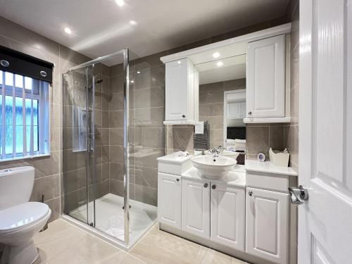 圣安德鲁斯Stewarts Resort Lodge 4的浴室配有卫生间、盥洗盆和淋浴。