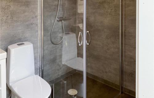 BottnarydAmazing Home In Bottnaryd With Wifi的浴室设有玻璃淋浴间和卫生间