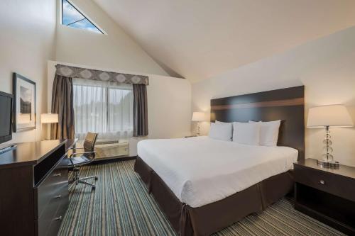 林伍德贝斯特韦斯特阿尔德伍德酒店的酒店客房设有一张大床和一台电视。
