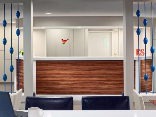 沃里克普罗维斯登斯 - 机场圣淘沙集团酒店的一间会议室,配有椅子和木墙
