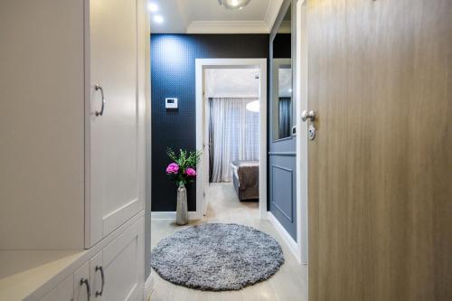 扎达尔DiVine Luxury Apartment Purple的走廊,门通往一间地毯的房间
