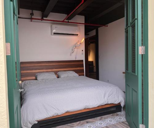 巴拿马城Corcho rooms的绿门房间的一张床位
