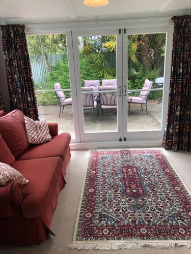 玛普瓦Ferntree Cottage的带沙发和地毯的客厅