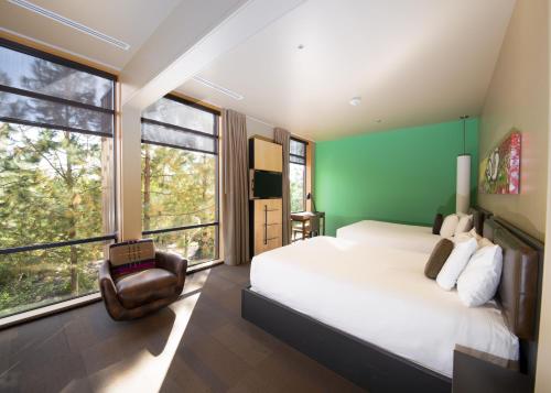 Worley科达伦赌场度假酒店的一间卧室设有一张大床和大窗户