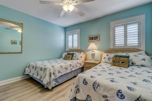 费南迪纳比奇KidFriendly Oceanview Condo的一间卧室配有两张床和吊扇