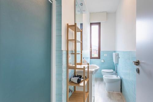 布雷西亚House MaGa - by Host4U的浴室设有蓝色的墙壁和通往卫生间的梯子