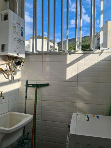 里约热内卢2 Quartos com Terraço e Vista para o Maciço da Tijuca - 5min Estação do Metrô - Wi-Fi 75Mbps - Ar Split nos Quartos - Cozinha Completa的一间带水槽和窗户的浴室