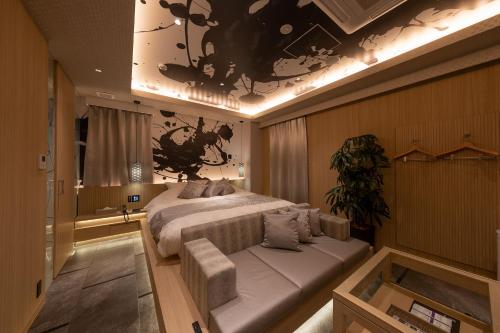 东京HOTELみなと-MINATO-的一间卧室配有一张床和一张沙发