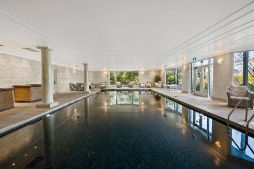 肯图巴Echoes Boutique Hotel & Restaurant Blue Mountains的一座带游泳池的大建筑中的游泳池