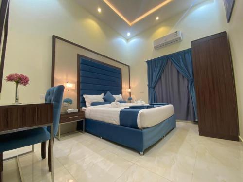 艾卜哈القصر المطار的一间卧室配有蓝色的床和一张书桌
