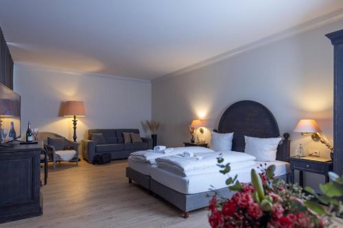 比勒费尔德Ravensberger Hof的一间卧室设有一张床和一间客厅。
