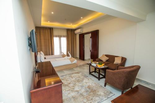 亚历山大AIFU Hotel El Montazah Alexandria的客厅配有沙发和桌子