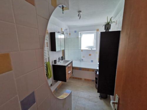 巴特嫩多夫Haus 51,8°的一间带水槽和镜子的浴室