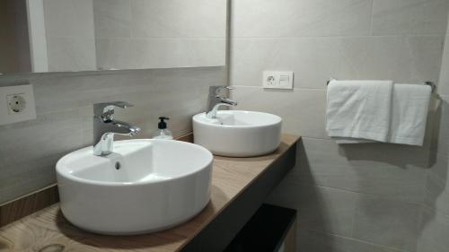 拉达祖尔Room with private bathroom and sea view, 50 m del mar的白色的浴室设有两个盥洗盆和镜子