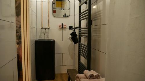 DominoisMaison HOUX的浴室设有黑色和白色的瓷砖墙