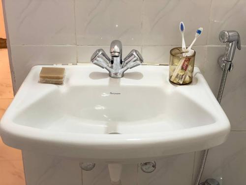 勒克瑙Metro Nook的浴室内带牙刷的白色水槽