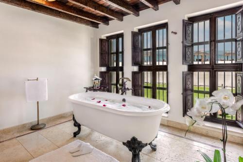 阿布扎比Al Maya Island & Resort的带浴缸的窗户客房