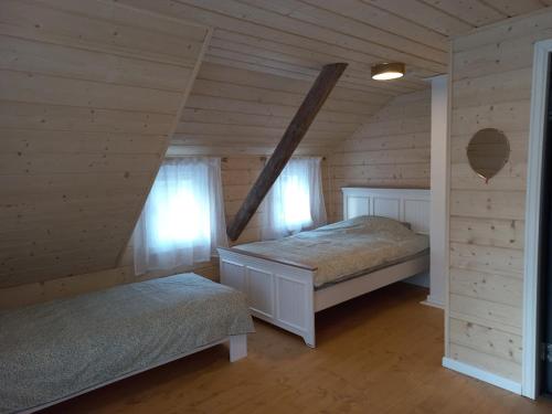 MeeksiPeramaa Puhkekeskus的小木屋内一间卧室,配有两张床