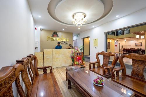 会安Hoi An Paradise Villa的一间位于商店的带桌椅的用餐室