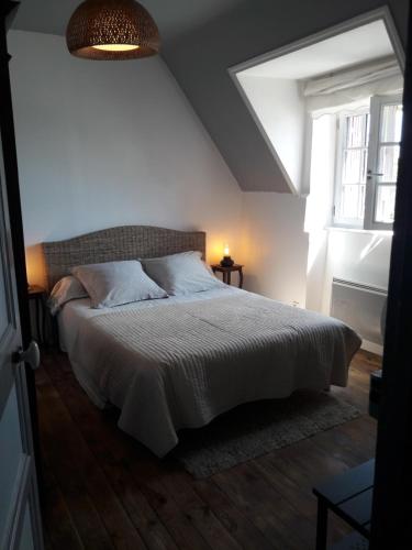 勒孔凯Chambre d'hôtes La Maison du Neuilly的一间卧室设有一张床和一个窗口