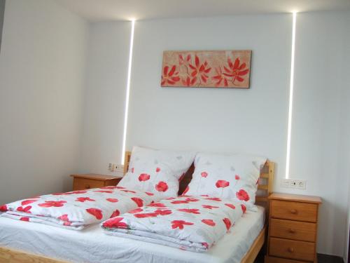 拉达祖尔Room with private bathroom and sea view, 50 m del mar的一张带红色和白色枕头的床