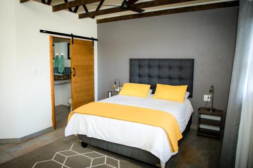 哈特比斯普特Rock House at Benlize的一间卧室配有一张带黄色枕头的大床
