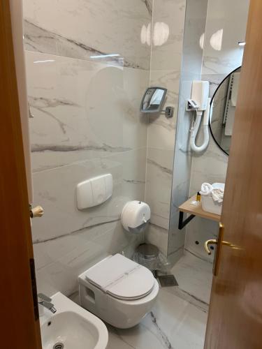 比奥格勒·纳·莫鲁HOTEL MEDUZA的白色的浴室设有卫生间和水槽。