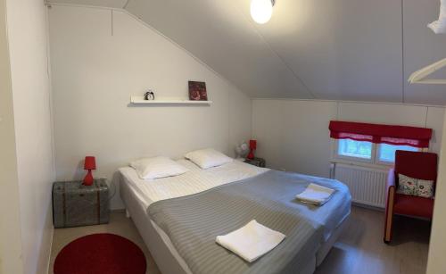 科尔波DAG-15的一间卧室设有一张大床和一个窗户。