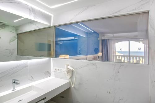 阿尔考斯布里Gran Hotel Las Fuentes de Fantasía Hoteles的一间带大镜子和盥洗盆的浴室