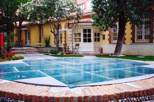 伊兹密尔莱万特别墅酒店的庭院中带游泳池的房子