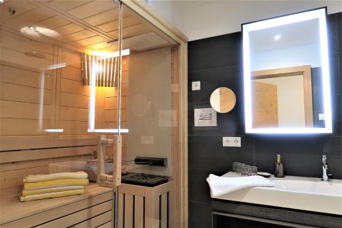 玛丽亚阿尔姆西蒙霍夫高山公寓的一间带水槽和镜子的浴室