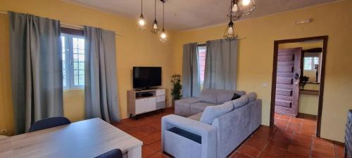 蒙萨拉什圣卡塔里娜山旅馆的带沙发和电视的客厅