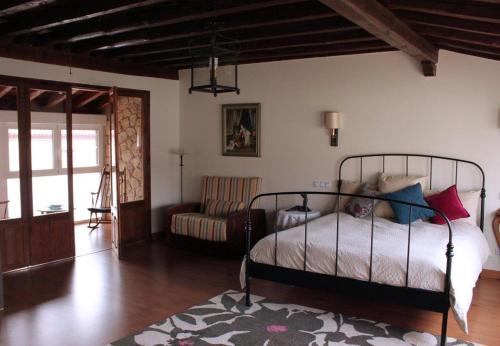 布尔戈斯Casa la Manzanera的一间卧室设有一张床和一间客厅。