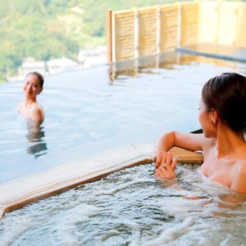 南淡路市Kyukamura Minami-Awaji的两个女孩坐在游泳池的水里